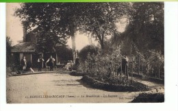 CPA-89-1925-EGRISELLES-le-BOCAGE-LA BROUILLERAIE-LA ROSERAIE-ANIMEE-PERSONNAGES-UN JARDINIER-UN CHIEN- - Egriselles Le Bocage