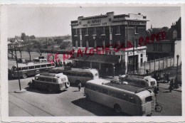 02 - ST SAINT QUENTIN - CAFE HOTEL RESTAURANT " AU DEPART " PLACE DE LA GARE - A. BESANCON -1952-CARTE PHOTO - Saint Quentin