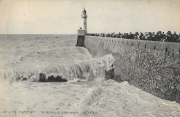 Le Tréport - La Jetée Par Gros Temps - Phare - Carte ND. Phot. - Le Treport