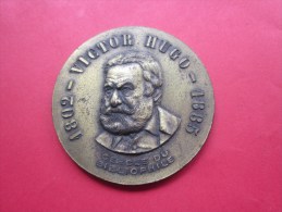 MEDAILLE De Table De  VICTOR HUGO écrivain 1802 / 1885 >> CERCLE DU BIBIOPHILE - France