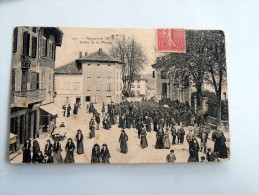 Carte Postale Ancienne : HASPARREN : Sortie De La Messe - Hasparren