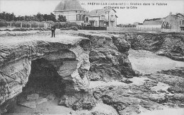 44 - PREFAILLES - Grotte Dans La Falaise Et Chalets Sur La Cote - TBE - Préfailles