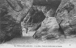 44 - PREFAILLES - A La Cote - Porte Et Grotte Dans La Falaise - TBE - Préfailles