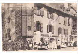 Salers (Mauriac-Cantal-Auvergne)+/-1910-Procession De La Fête-Dieu-Enfants De Coeur-Religieux-Animée- - Mauriac