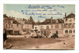 CPA   89  :   ISLE SUR SEREIN   La Place Avec Voiture  1957   A  VOIR  !!!!!!! - L'Isle Sur Serein