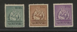 SLOVAKIA 1941 CHILD WELFARE FUND MOTHER & CHILD SET OF 3 NHM - Ungebraucht