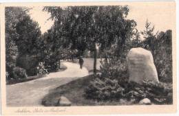 ANKLAM Partie Im Stadtpark Gedenkstein Kriegerdenkmal Mit Inschrift Belebt Ungelaufen - Anklam