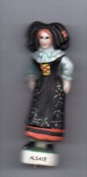 RARE Fève Mâte De Présentation 7.5 Cm De Haut ALSACIENNE En Costume Traditionnel ALSACE - Région