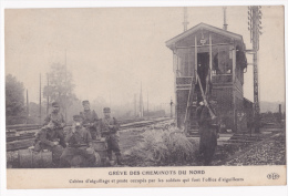 Grève Des Cheminots Du Nord - Cabine D'aiguillage Et Poste Occulés Par Les Soldats Qui Font L'office D'aiguilleurs - Grèves