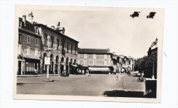 CPSM 64 - SAINT-PALAIS - Place De L'Hôtel-de-Ville - TB PLAN CENTRE VILLAGE ANIMATION TRACTION AVANT CITROEN MAGASINS - Saint Palais