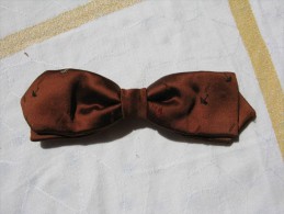 Cravate Transformée En Noeud Papillon - Satin Marron - Années 1950 Env - Corbatas