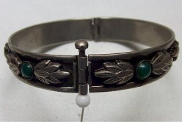 Antiker Armreif Mit 4 Grünen Steinen, Silberfarben, Aufklappbar - Armbänder