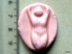 1 Cabochon Déesse De La Fécondité Rose En Céramique Fabrication Artisanale Environ 34x29x9mm - Perlen