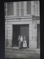 FEMMES Et ENFANTS Sur Leur Pas-de-Porte - EBENISTERIE - TAPISSERIE De MEUBLES - Carte-photo - Correspondance - Autres & Non Classés