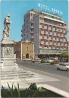 K1975 Foligno (Perugia) - Piazzale Di Porta Romana - Monumento A Nicolò Alunno - Auto Cars Voitures / Non Viaggiata - Foligno