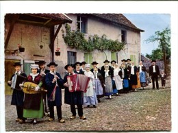 Delcampe - CP - CHAROLLES (71) "LES GAS DU TSAROLLAIS" Groupe Folklorique De CHAROLLES Depart Pour La Mairie - Charolles