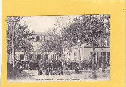 Delcampe - CPA -  Institution LEVADOUX - PUTEAUX -  Une Récréation - Puteaux