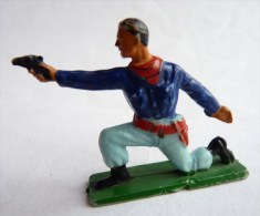 FIGURINE STARLUX COWBOY TIREUR A GENOUX REVOLVER -  SERIE ORDINAIRE  1957 Réf 124 (1) - Starlux