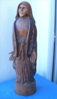 Statue Sculptée En Bois, Fait Main, Signe JM 02/92, Femme Paysanne Hauteur 32 Cm - Hout