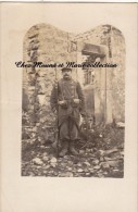 CPA CARTE PHOTO MILITAIRE REGIMENT NON IDENTIFIE DEVANT DES RUINES 2167 - Personen