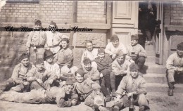 CPA CARTE PHOTO MILITAIRE 31 EME BATAILLON DE CHASSEURS ALPINS FAUSSURIER JOURNAL PEUGEOT 2175 - Regimente