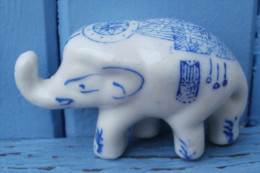 Elephant  En Porcelaine Bleue Et Blanche, Objet De Vitrine - Animali