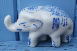 Elephant  En Porcelaine Bleue Et Blanche, Objet De Vitrine - Animals