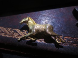 JOLIE BROCHE - CHEVAL AU GALOP -VOIR PHOTOS - Brooches