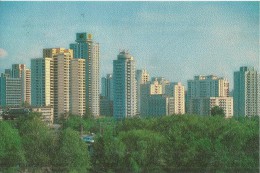 NORTH KOREA - COLOUR POSTCARD PJONGJANG "APARTMENTS IN ZANGGWANG-STREET" WRITTEN ON BACK NOT MAILED (DESCRIPTION IN GHER - Corée Du Nord