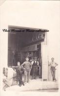 CPA CARTE PHOTO GROUPE D OUVRIERS DONT 1 ENFANT DEVANT UN ATELIER AVEC DES SACS DE CHAUX 2363 - Kunsthandwerk