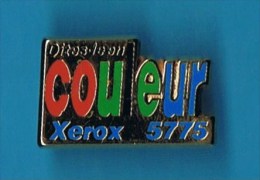 PIN´S //  . XEROX 5775 DITES LE EN COULERS  . (CAROLINE LISFRANC) - Informatik