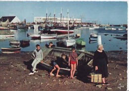 Lesconil- *** Belle Cpa De 1970- Plate & Rigide Avec Personnages (b.état) -Ed Jos N°MX 3135  ( Voir Description & Scan) - Lesconil