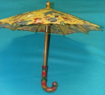 Ancienne Ombrelle Jeune Enfant Ou De Poupée ( Années 1935 - 40 ) Jouet Ancien Tissu Imprimé Manche Bois Peint  Verni  BE - Umbrellas, Parasols