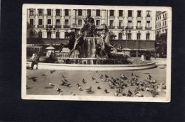 50383   Francia,   Lyon,  La  Fontaine  Bartholdi  Et  Les  Pigeons  De La  Place  Des  Terreaux,  VGSB  1946 - Lyon 8