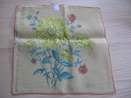 Pochette /mouchoir Années 1945/50 Bouquet De  Dahlias  Sur Fond Jaune  Neuf TBE 28 X 28 Cm Env" - Pañuelos