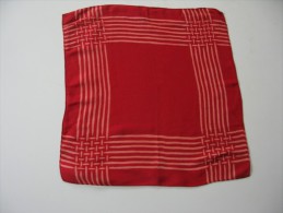 Mouchoir- Pochette  En Crêpe Rouge  31 X 31 Cm Env BE Années 1940 Env - Handkerchiefs