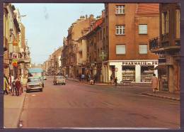 CPM    De   HAGONDANGE   57     La Rue De La Gare        Num  704    Non Ecrite   Avec   VOITURES - Hagondange