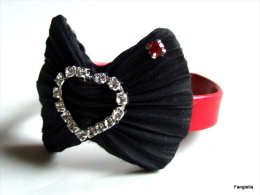 Bracelet Papillon Coeur Strass Cristal Sur Soie Shibori Noire Posé Sur Du Simili-cuir Rouge - Bracelets