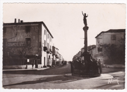 Mèze - Avenue De Montpellier - Monument Au Centre Du Carrefour, Grand Café à Gauche - Pas Circulé - Mèze