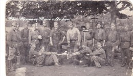 CPA CARTE PHOTO MILITAIRE UN GROUPE DE CUISTOTS CUISINIERS DEVANT LEURS CUISINES ROULANTES AVEC LEURS USTENSILES 2274 - Regimente