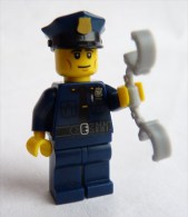 Figurine LEGO Minifigures POLICIER Avec Menottes Manque Sa Plaque Série 9 Légo - Figurine