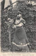 Thaon Les Vosges    88  Madame  Delait Cueillant Des Roses  Femme A Barbe  . Personnage Curieux,Insolite . ( Voir Scan) - Thaon Les Vosges