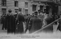 Delcampe - La Manifestation Du 1 Er Mai à Paris - Devant La Bourse Du Travail  - Dos Vierge - 2 Scans - Demonstrationen