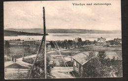 DB3198 - VIKARBYN MED STATIONSVÄGEN 1907 - Suède