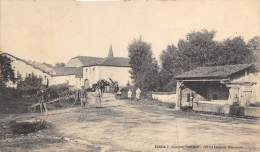 Vosges . A Localiser      88    Un Village.Le Lavoir  Sur Cette Carte Le Nom De La Commune A été Coupée - Other & Unclassified