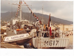 Batiment Militaire Marine Francaise Lot 3 Photo Couleur M 61 Dragueur Garigliano Abastia 1983 A Quai+ Equipage - Bateaux