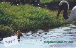 Télécarte Japon  OISEAU * GRUE En VOL *  CRANE BIRD  * VOGEL (3989) PHONECARD JAPAN * TELEFONKARTE KRANICH - Sperlingsvögel & Singvögel
