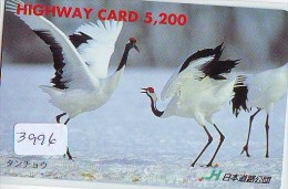 Télécarte Japon  OISEAU * GRUE En VOL *  CRANE BIRD  * VOGEL (3996) PHONECARD JAPAN * TELEFONKARTE KRANICH - Sperlingsvögel & Singvögel