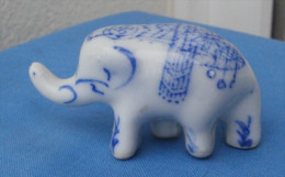 Elephant  En Porcelaine Bleue Et Blanche, Objet De Vitrine - Animali