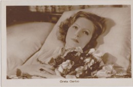 Carte Photo ,artiste , Actrice,greta Garbo,par Ross,su Le Lit Avec Des Fleurs,1925 - Pin-Ups